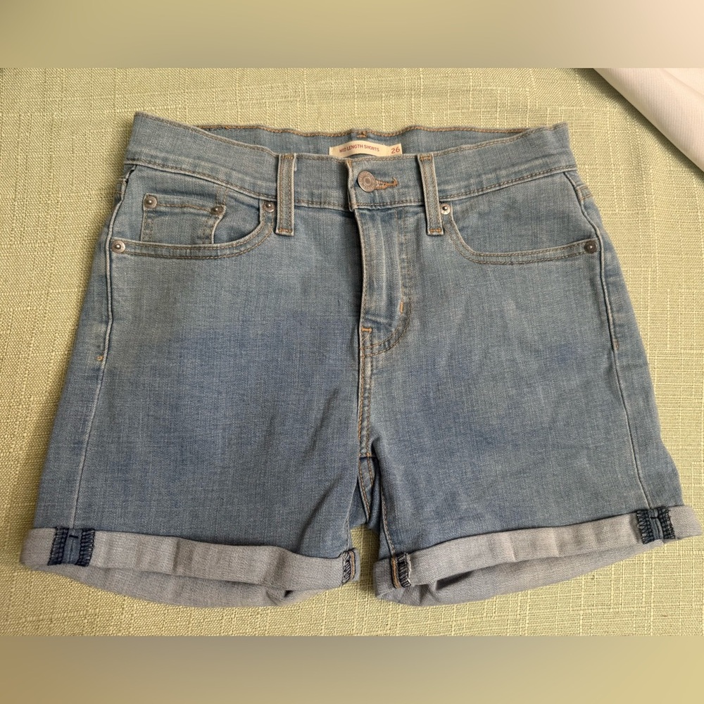 LEVI’S mid length Denim Blue Women's Shorts 26 Inseam 4”